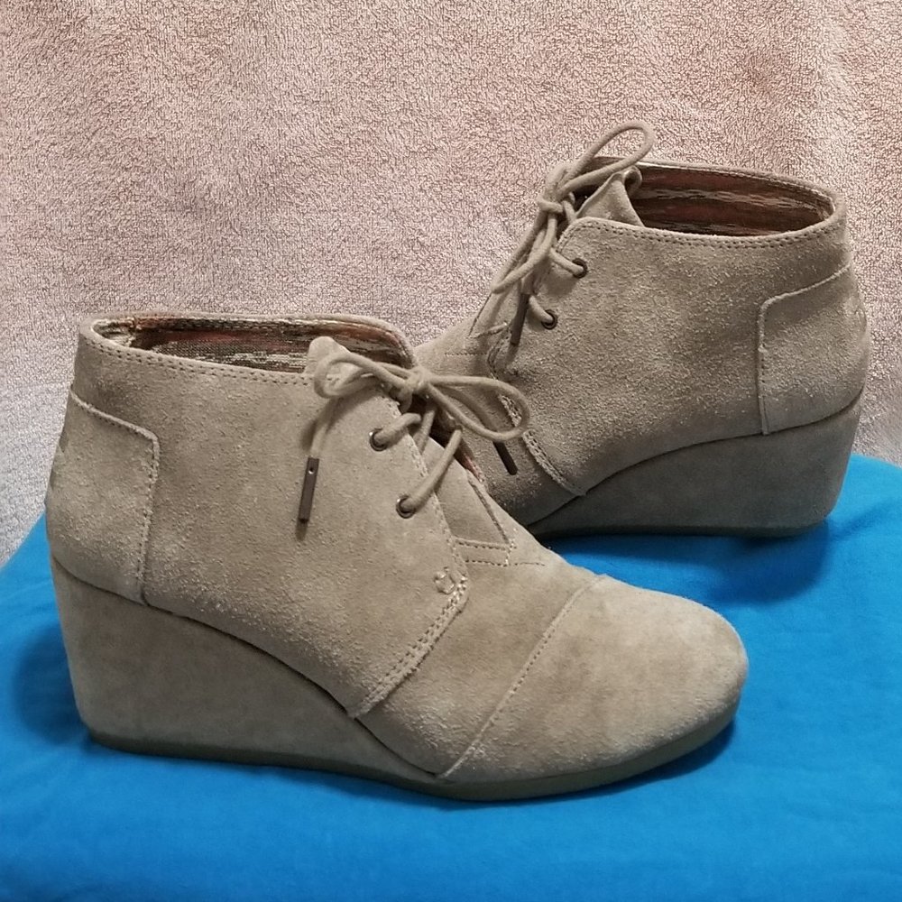 Tom's desert wedge suede bootie size 9